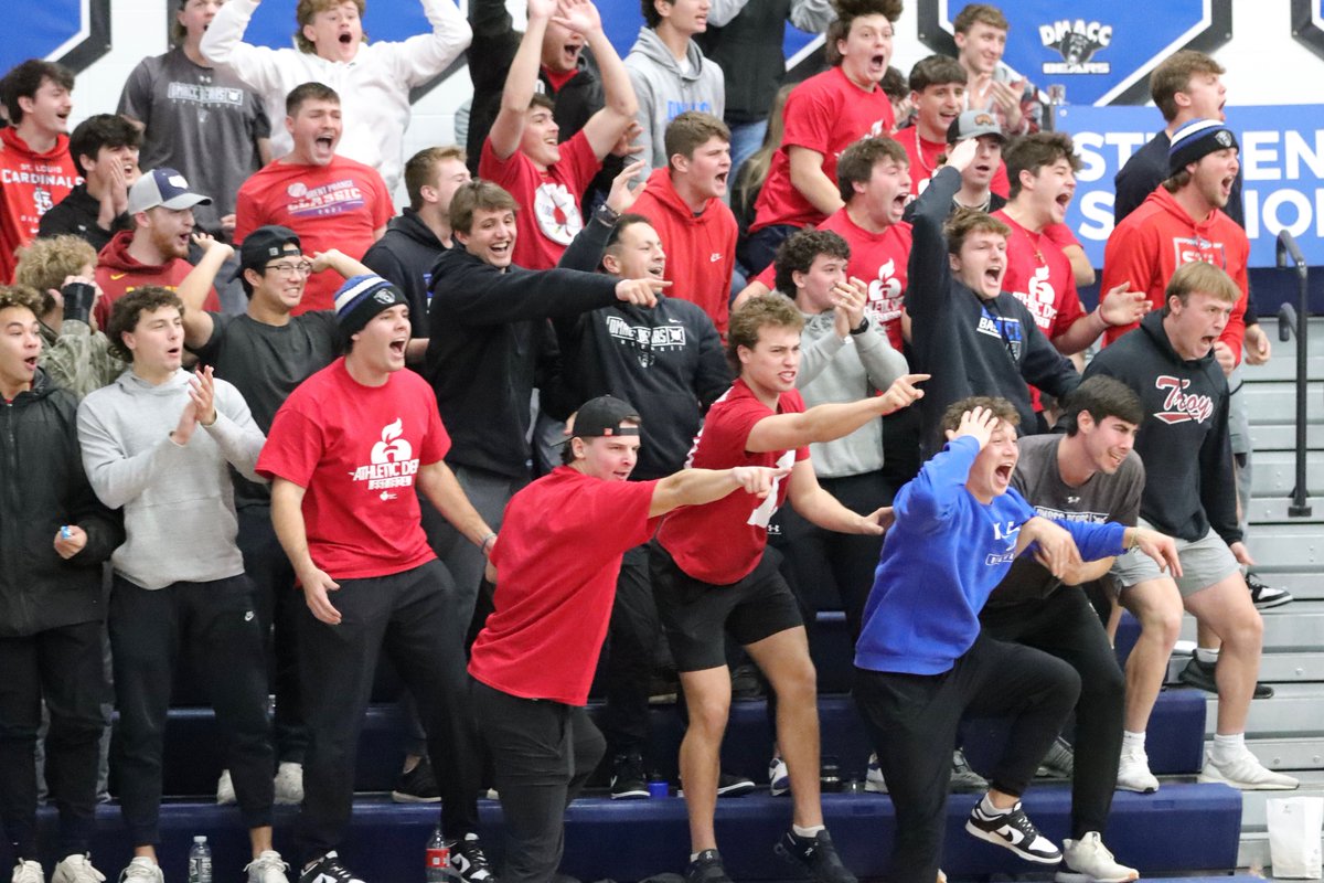 👏👏<a href="/DMACCBaseball/">DMACC Baseball</a> showed up to cheer
 <a href="/DMACC_MBB/">DMACC MBB</a> win over  Ellsworth!