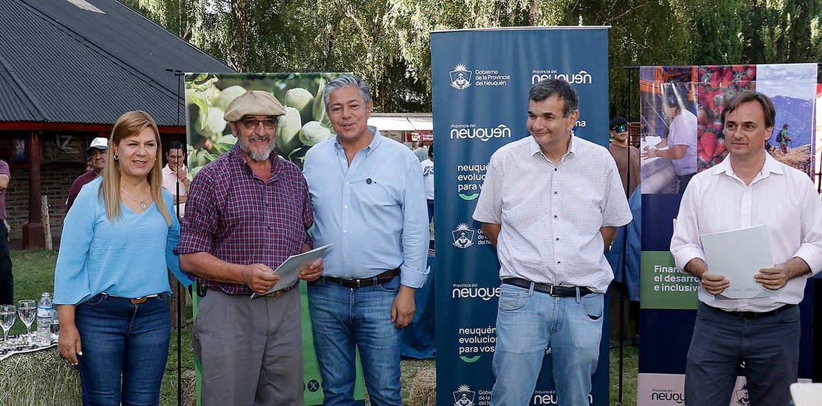 Rolo_Figueroa's tweet photo. Entregamos 14 créditos bajo el programa Más Pymes, Más Futuro para la zona Sur. Valoramos la posibilidad de generar trabajo, valor agregado y fundamentalmente empleo genuino; porque consideramos que esta es la senda de crecimiento que debemos tomar en la provincia. https://t.co/DTQ87DAStm