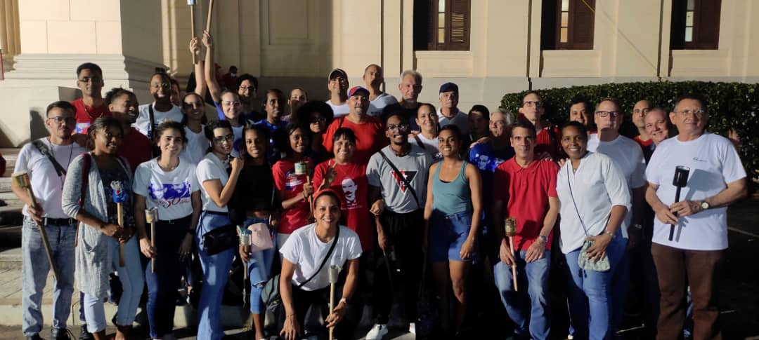 Ya estamos por acá en la Escalinata de la UH, <a href="/CubaMINREX/">Cancillería de Cuba</a> en la Marcha de las Antorchas por #MartíVive, por #Cuba 🇨🇺