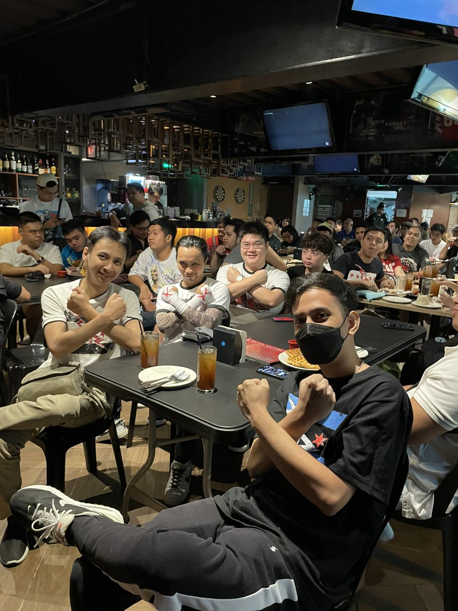 MondayNiteRowen's tweet image. Sino ang manok niyo? Dito sa Skinny Mike’s #TeamCMPunk