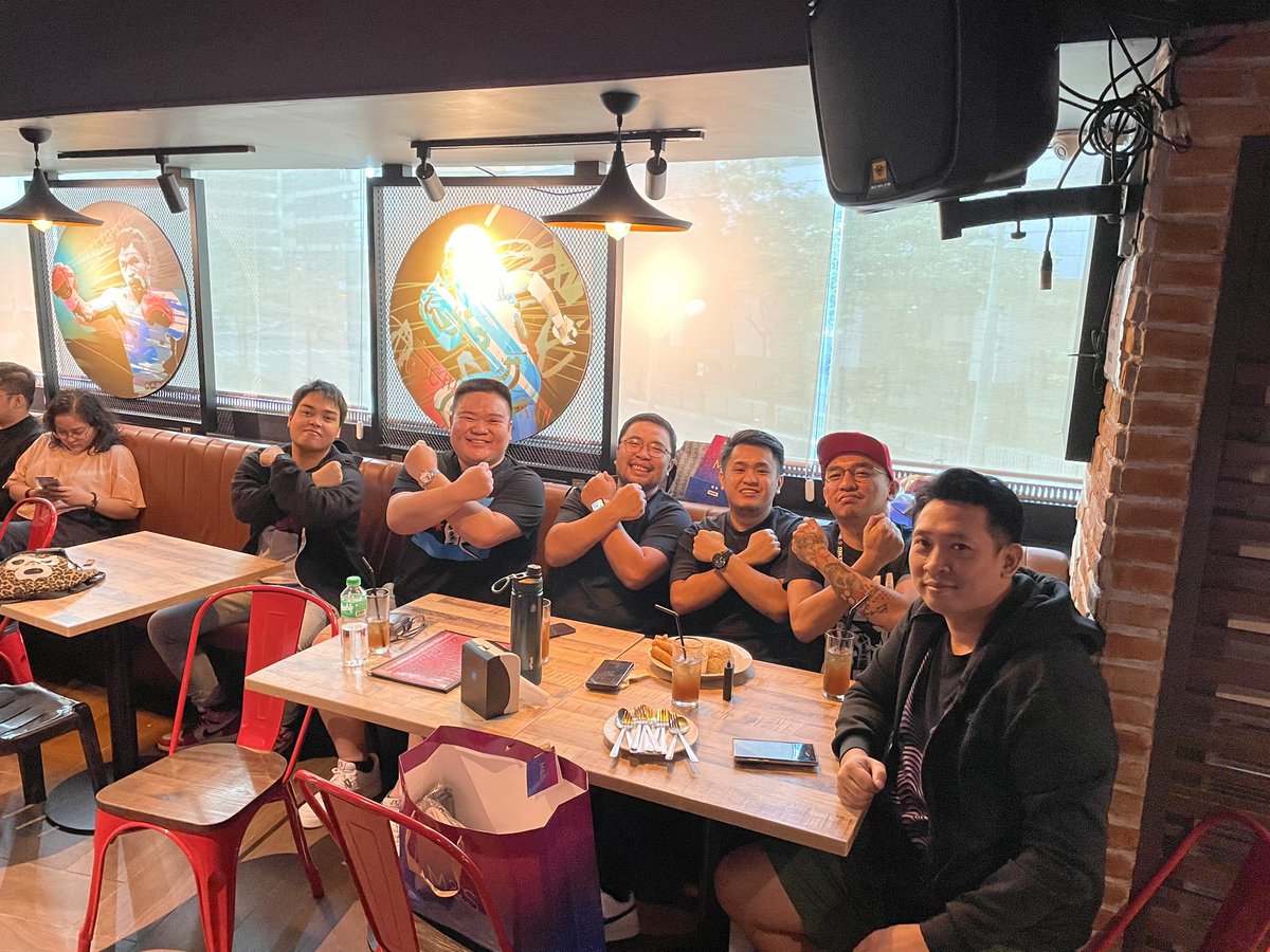 MondayNiteRowen's tweet image. Sino ang manok niyo? Dito sa Skinny Mike’s #TeamCMPunk