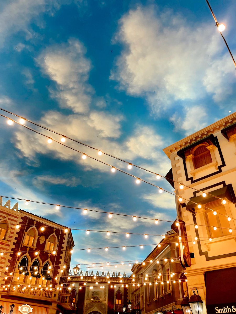 A stroll under the Venetian sky. 

📸 (Instagram): emeliesobel