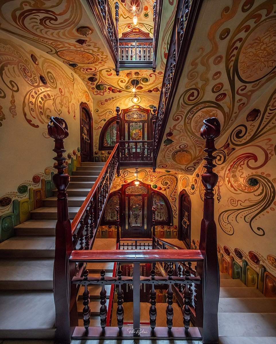 perezfecto's tweet photo. La dosis diaria de belleza: no estás soñando en ácido. Es el interior de la casa Comalat, en Barcelona. Construida en 1911. Arquitecto: Salvador Valeri i Pupurull (1873-1954) 🤩
📸 Peter Rajkai https://t.co/CdRInHlf4r