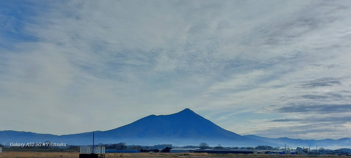 yumeasutw's tweet photo. 麓に #層雲 が棚引く
紫峰 #筑波山 ⛰️
#イマソラ #いまそら
#高積雲
#鉄塔
#a2024 #a0128 #a202401 #a2024015 https://t.co/LiZMmuClLC