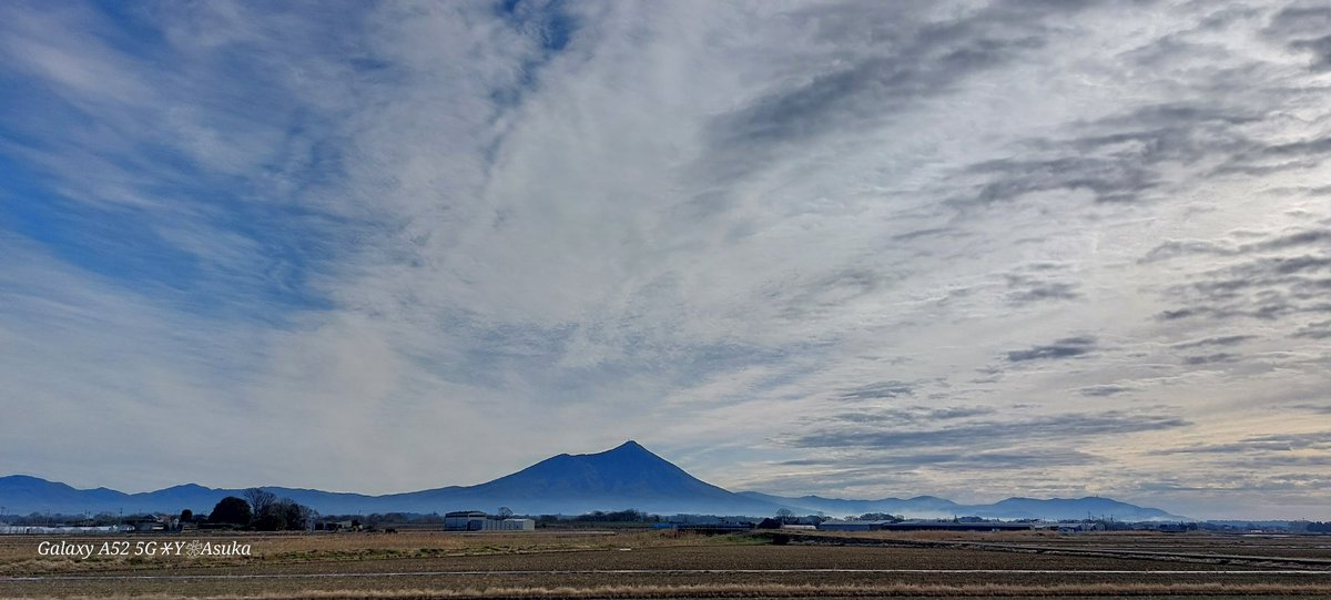 yumeasutw's tweet photo. 麓に #層雲 が棚引く
紫峰 #筑波山 ⛰️
#イマソラ #いまそら
#高積雲
#鉄塔
#a2024 #a0128 #a202401 #a2024015 https://t.co/LiZMmuClLC