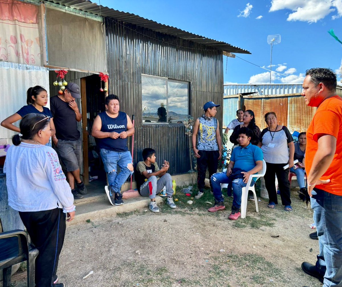 juliomoriba's tweet photo. Cada vez somos más los que queremos que las cosas cambien, no somos ningunos improvisados nos hemos preparado para lograr algo grande, bueno y nuevo en mi querido Valle Eteco, está tarde con amigos de San Lorenzo Cacaotepec, Etla #YoMeEncargo 🧡 https://t.co/zLE2zmZErD