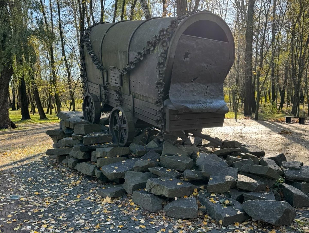 AlexanderSoros's tweet image. Today on international #HolocaustRememberanceDay we honor the memory of the more than six million Jews and countless other victims of the holocaust. I am personally brought me back to visiting the Babyn Yar memorial in Ukraine earlier this year-where tens of thousands of Jews and…