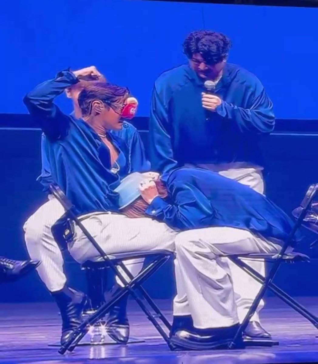 JungSooEnt's tweet photo. Yo creo que así no se juega piedra papel o tijera pero cómo no juego no opino https://t.co/3vqcQ3URCg