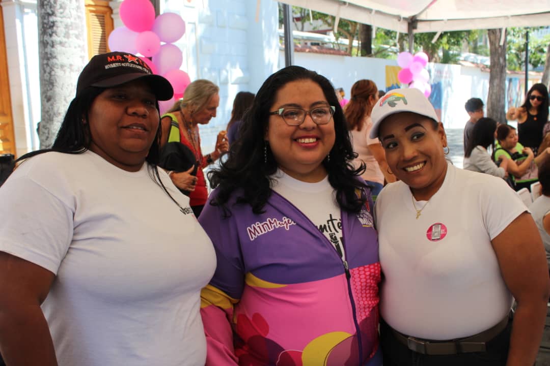 MinMujerVe's tweet photo. 💜 La Plaza Bolívar de Caracas se pintó de violeta en esta jornada de registro de los #ComitéDeMujeres, que son parte fundamental de la Gran Misión Venezuela Mujer.
Con organización avanzaremos en la construcción de la Patria Feminista ✊️

#JusticiaYVerdad
#EquipoPromotorFEVEMU https://t.co/PDyV5CZcH7