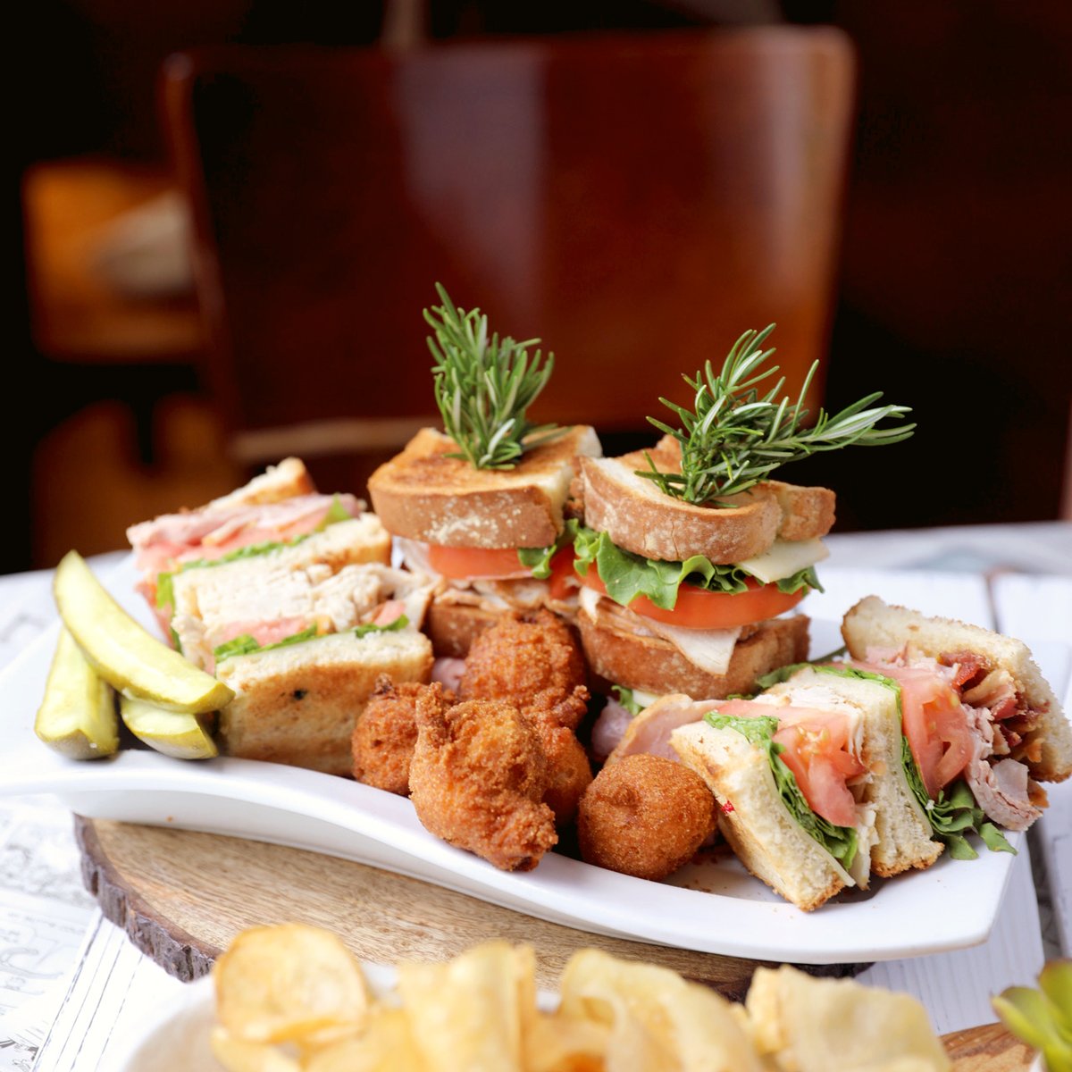 hymansseafood's tweet image. Weekend goals 🙌 grab a seat at the Half Shell (𝘰𝘶𝘳 𝘣𝘢𝘳) and join us for a deli classic, the Club Sandwich (𝘱𝘪𝘤𝘵𝘶𝘳𝘦𝘥) — get a load of that cross-section, would ya!?  Turkey, ham, bacon, lettuce, tomato &amp;amp; cheese piled high on wheat🥪😄
#hymansseafood #delimenu