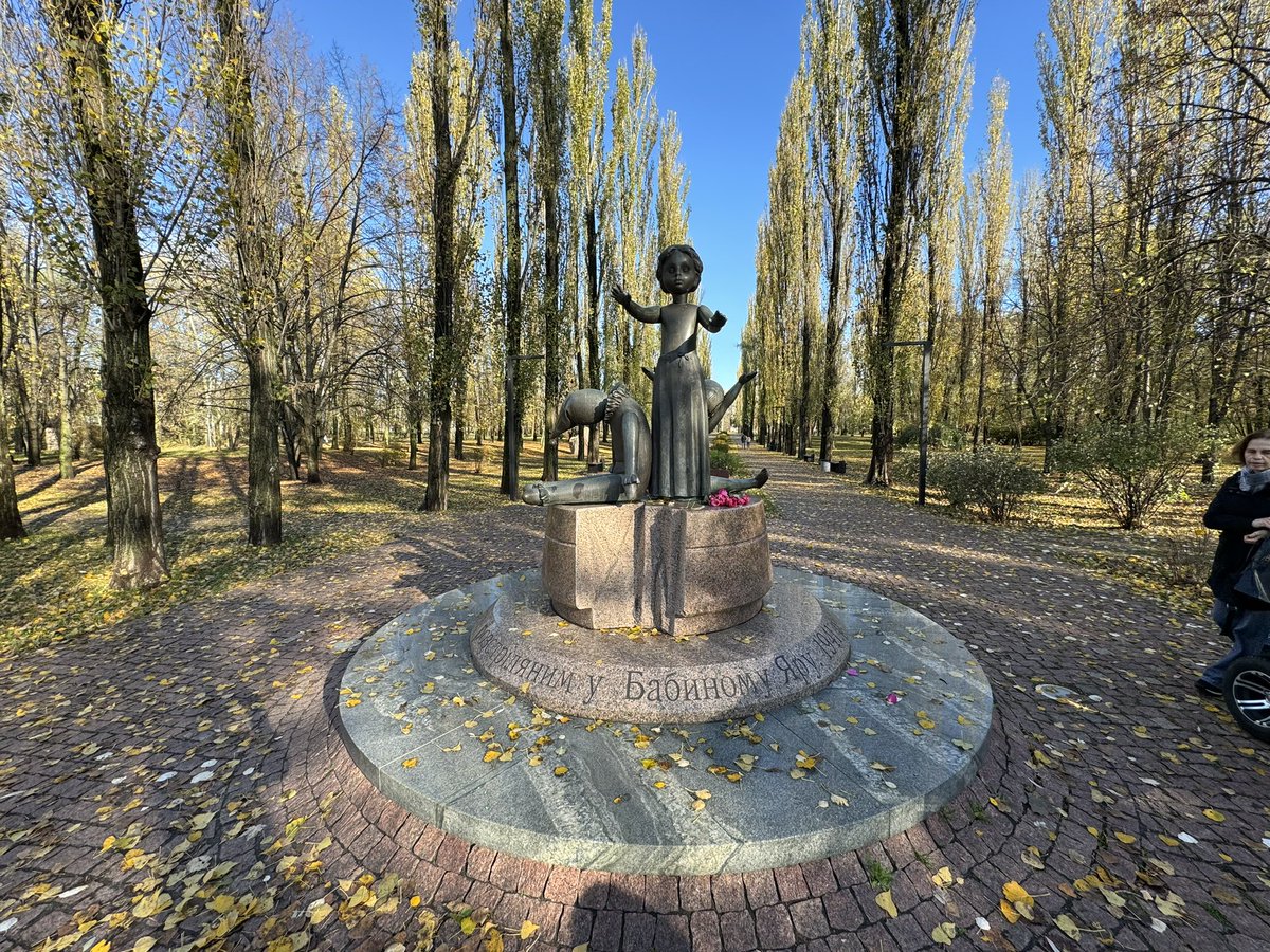 AlexanderSoros's tweet image. Today on international #HolocaustRememberanceDay we honor the memory of the more than six million Jews and countless other victims of the holocaust. I am personally brought me back to visiting the Babyn Yar memorial in Ukraine earlier this year-where tens of thousands of Jews and…