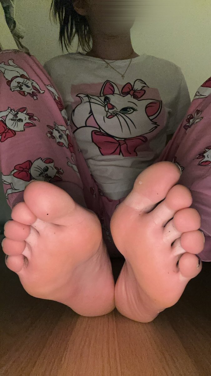 Leanapieds's tweet photo. Venez raquer la vous êtes relou les soumis vous avez plus d’argent ou quoi ? #soumis #pieds #paypig #feetlove #nudes #slave #moneyslave #moneymiss #femdom https://t.co/KHRAnnpGh7
