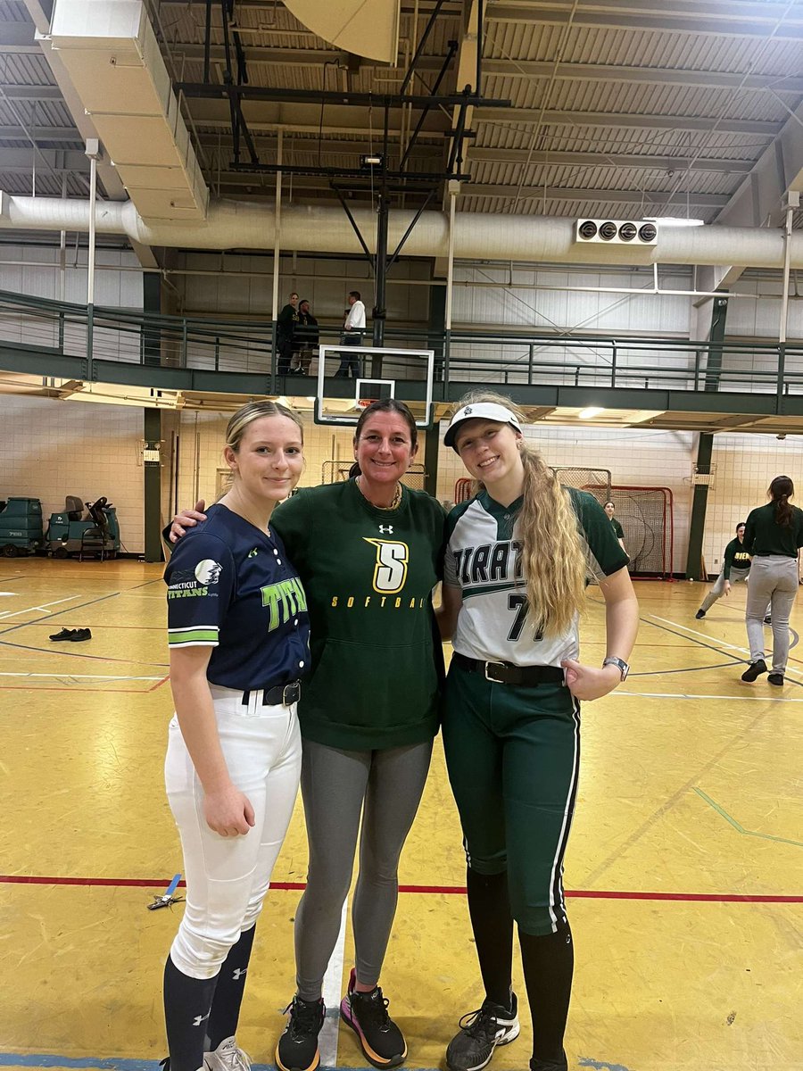 Always great to play some softball at my moms Alma mater! 💚🐶💛Thanks so much to <a href="/Siena_Softball/">Siena Softball</a> for putting on an amazing camp today! It was great as always. Saw many familiar faces and got to pitch to my cousin <a href="/pchiaramonte07/">Paige Chiaramonte- committed</a>.