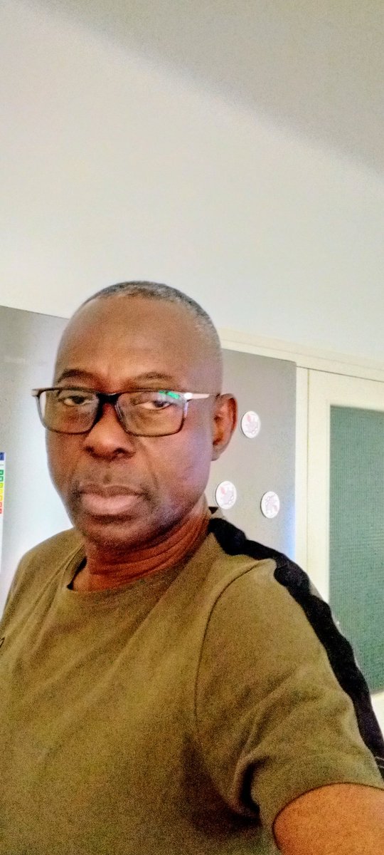 PMubeyi's tweet photo. Bon week end .
La vie n'est pas facile. Elle n'est pas non plus impossible. https://t.co/LbCHtJdt8s