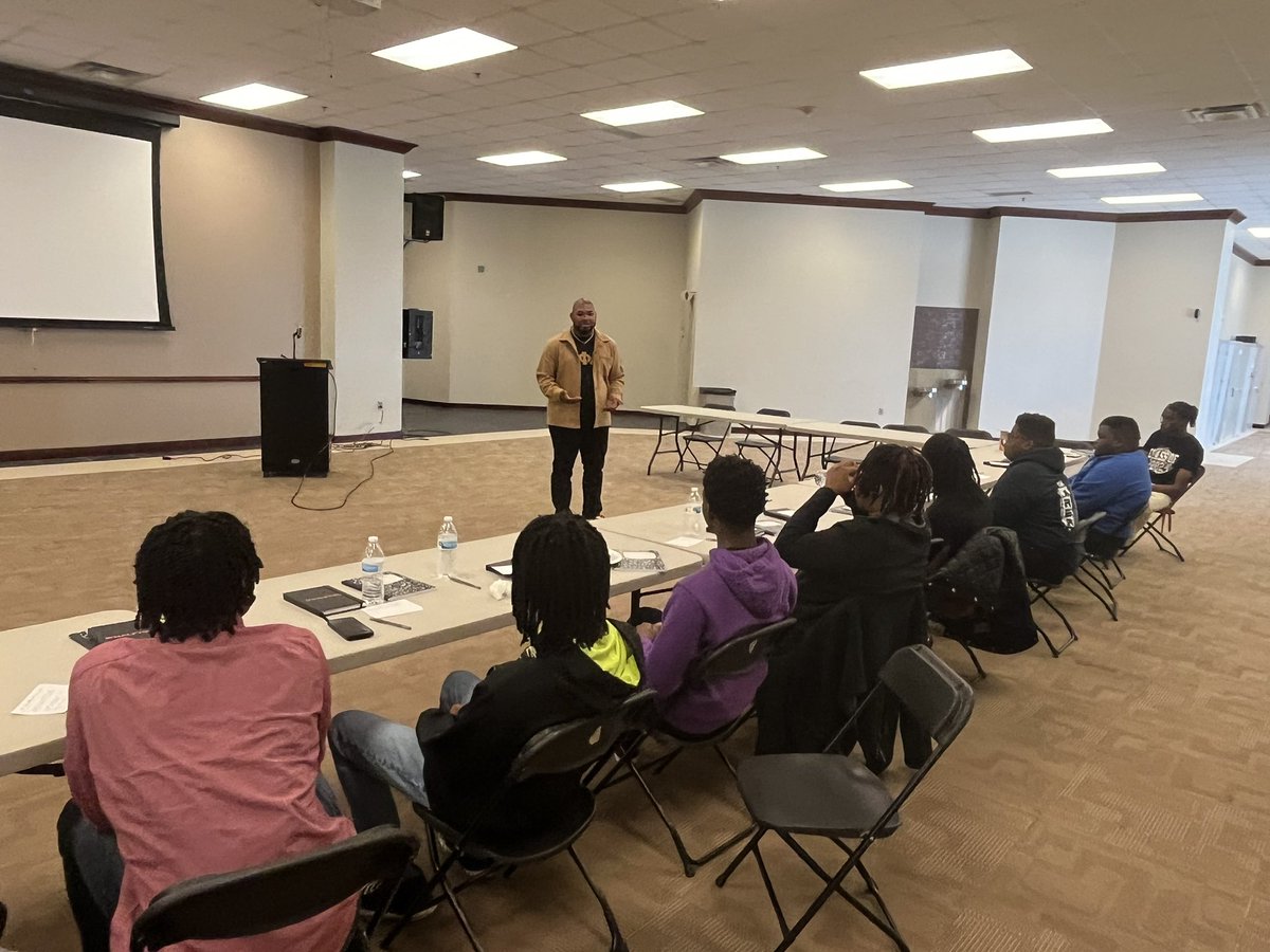 StevenDialFox4's tweet photo. Had a great time hosting a public speaking workshop with our Alpha Merit Scholars. 🤙🏾  #dallasalphas https://t.co/oR1oPTA9DP
