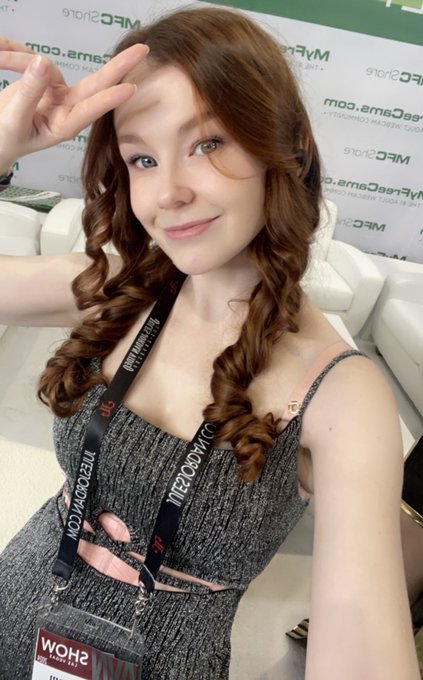 Last stream from the con!  https://t.co/wAk8VouzK8 https://t.co/bSql46t4lV