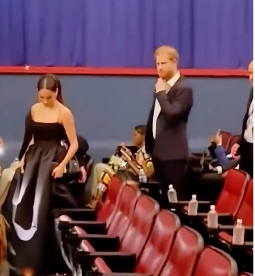 Harry and Meghan 'unimpressed' by 'cheap seats' at Bob Marley movie premiere: 'Life on the D-list' 

<Harry appeared to be confused by their seating assignment, while Meghan was forced to bundle up her glamorous black gown and squeeze into the tight-fitting spot .>

🤡🤡