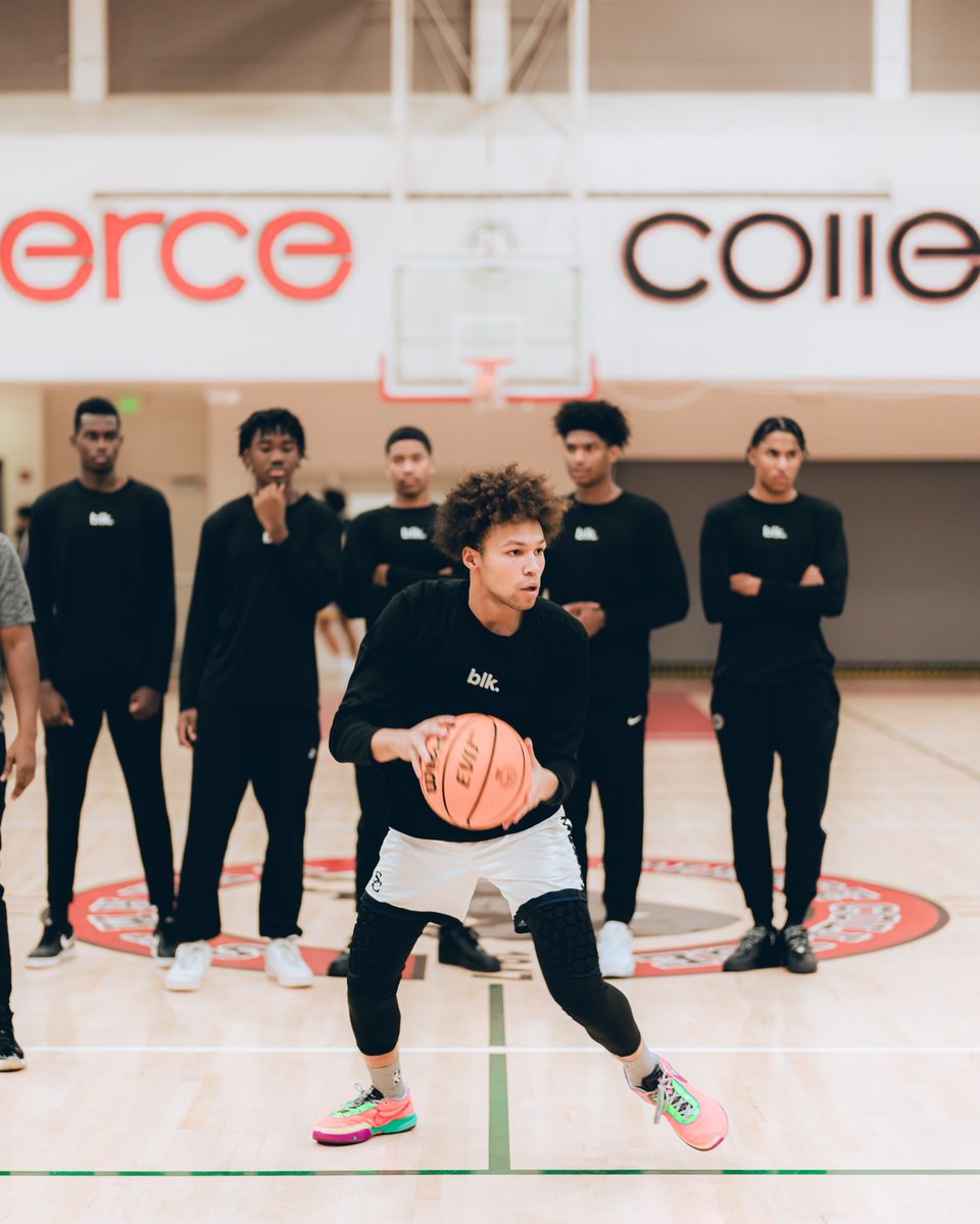 blkbeverages's tweet photo. Elevate your game with the @sierracanyonboysbasketball team's secret to recovery β blk. Water! ππͺ Fuel your body's comeback, bounce back faster, and conquer the court with blk! Join the winning formula for peak performance! #blkwater https://t.co/cT7eDzyiN2