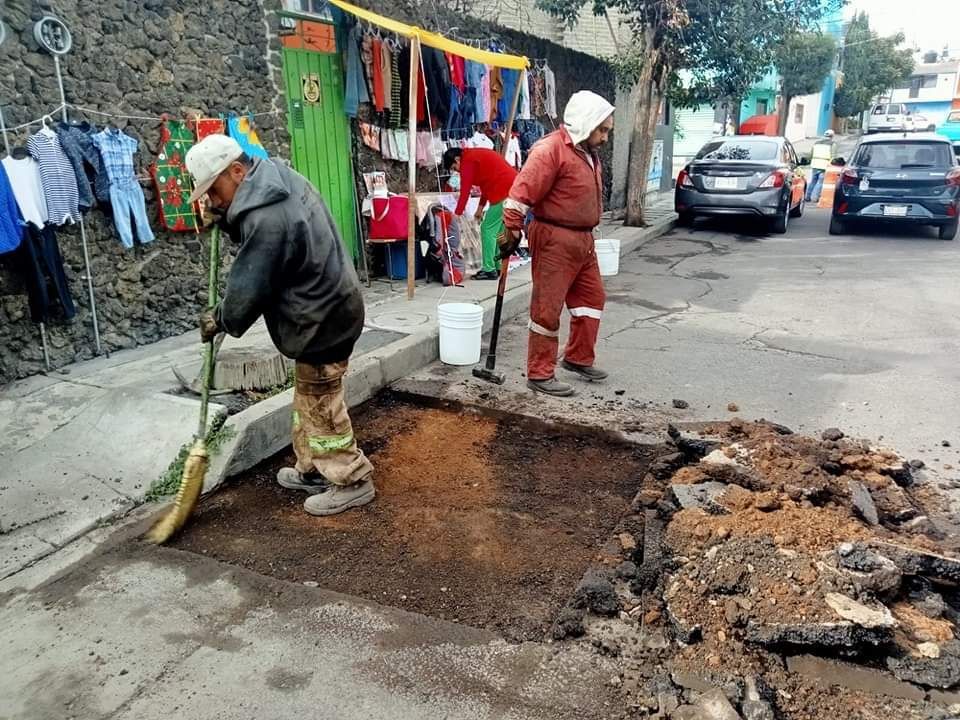 Alc_Iztapalapa's tweet photo. Como parte de los trabajos de mejoramiento vial, cuadrilla de la Territorial Santa Catarina llevó a cabo trabajos de bacheo en calle Palmira, col. #Tenorios.

#IztapalapaLaMásTrabajadora https://t.co/Cu8KDU78er