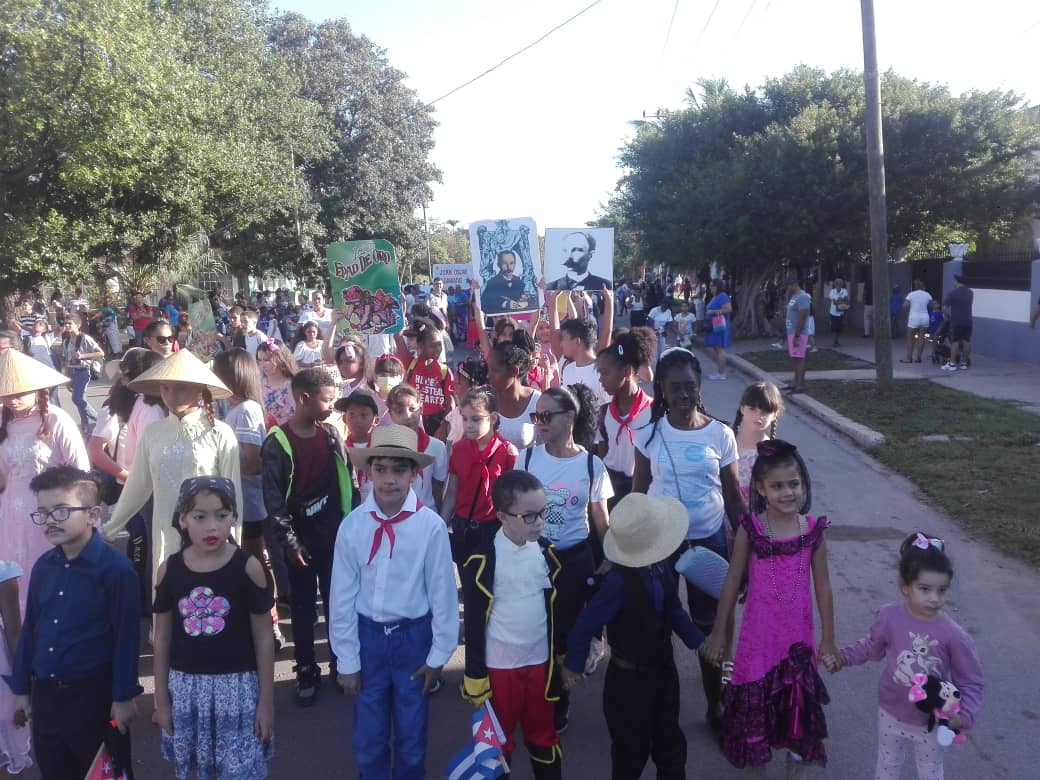 En #Cuba, las niñas y niños rinden homenaje a #JoséMartí, la parada martiana con los personajes de las obras literarias de José Marti. 
"Para los niños trabajamos, porque los niños son los que saben querer, porque los niños son la esperanza del mundo" #JoséMartí
