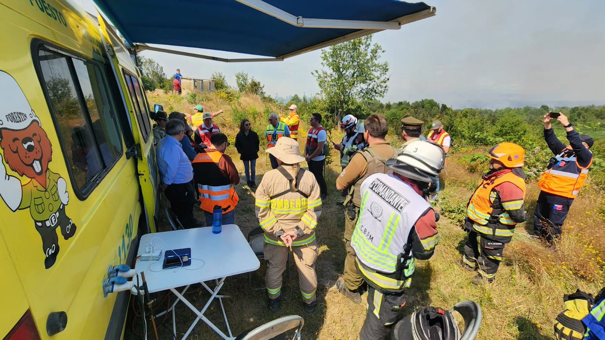 ComandanteCBPM's tweet photo. Hemos desplegado recursos desde la 09:00 Hrs. de hoy a incendio forestal declarado en camino San Antonio. Nos encontramos trabajando con 9 unidades del CBPM, con apoyo de Bomberos de Carretera Austral, Puerto Varas, Llanquihue y Los Muermos. #PuertoMontt https://t.co/mGGYEYmctf