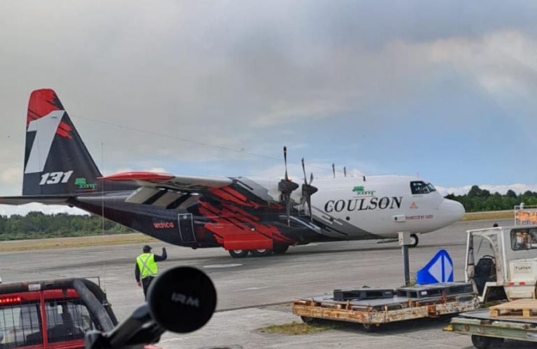 ComandanteCBPM's tweet photo. También nos encontramos trabajando en el Aeropuerto El Tepual en labores de abastecimiento a avión Hércules con una unidad de @PrimeraCBPM https://t.co/3wc0dFEDl1