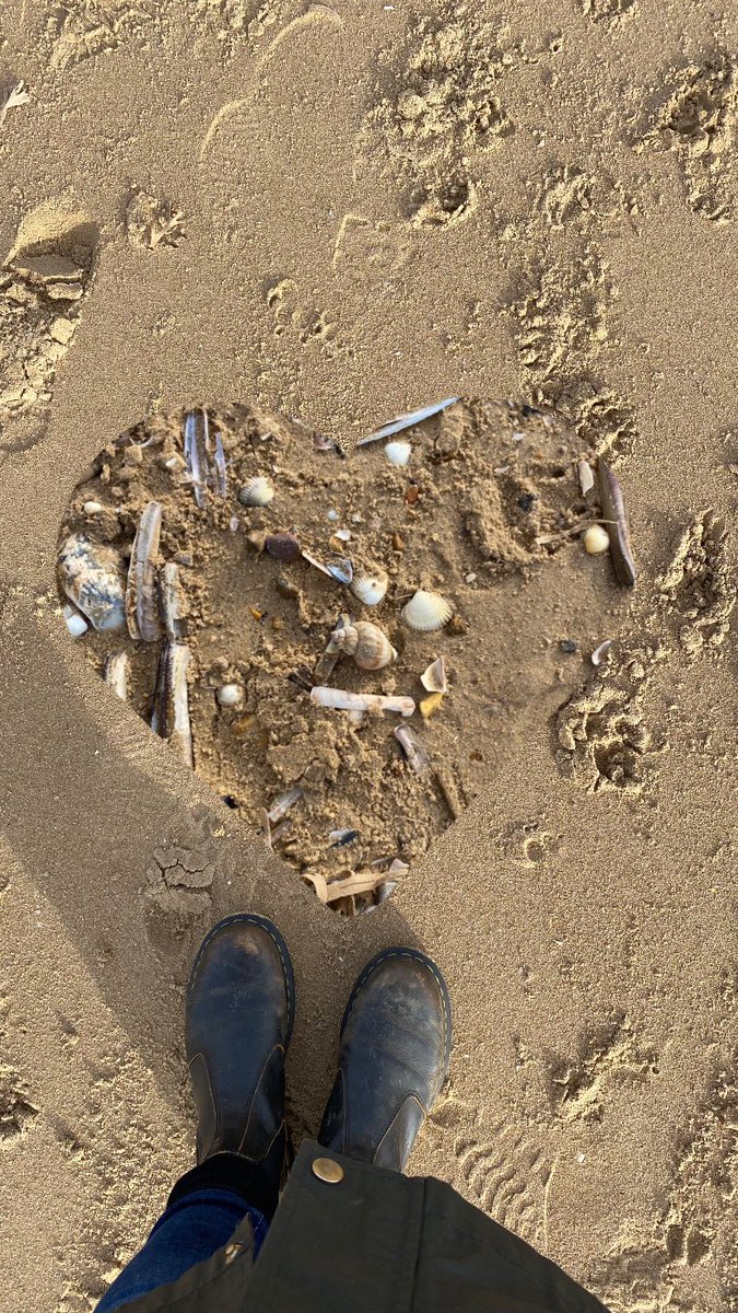 AmandaBonn82452's tweet photo. Beach, beach walks, collecting shells, my absolute FAVOURITE things #grateful #oldhunstantonbeach https://t.co/Vkqpw2OYpt