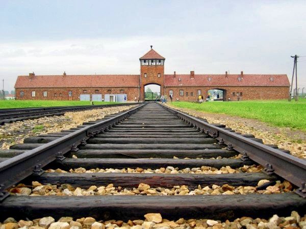 IL MALE È ASSOLUTO, non è solo di chi ha ucciso ma anche di chi ha tollerato, di chi non si è intromesso, di chi ha pensato ai fatti suoi e, soprattutto di chi ha fornito l’alibi ideologico e giuridico, anche in Italia. 
#antisemitismo #giornodellamemoria #shoa #27gennaio