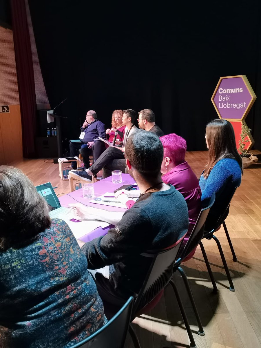 ComunsSantJust's tweet photo. L’equip de Sant Just En Comú presents a l’assemblea comarcal on s’ha aprovat el document polític comarcal que marca el present i el futur de les nostres polítiques. 💪🏼 https://t.co/eYU6Sb2A8A