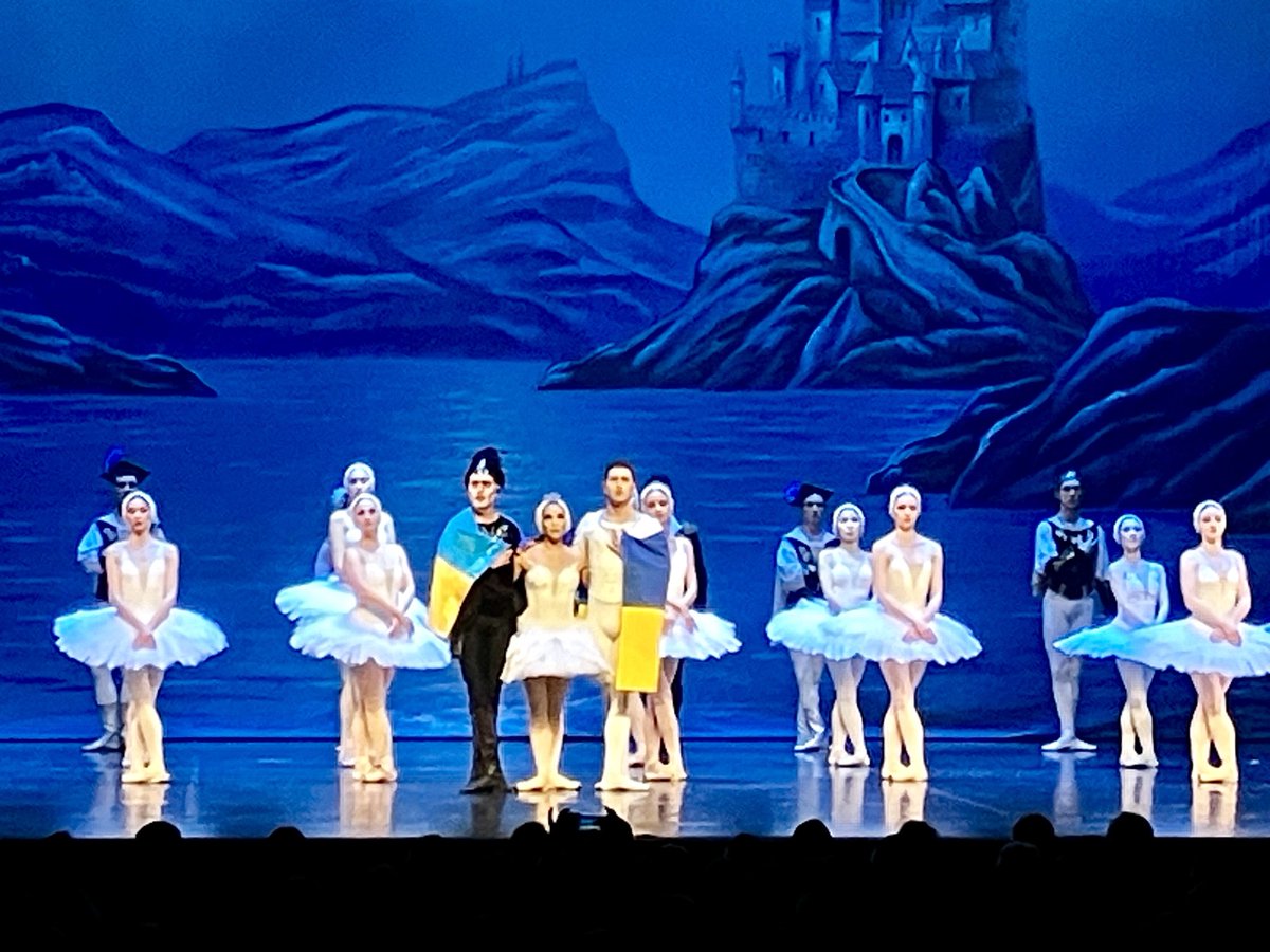 Le Lac des Cygnes au ⁦@coliseeroubaix⁩ par The Ukrainian Ballet of Odessa. A la fin de la représentation la troupe entonne l'hymne ukrainien. Emotion.