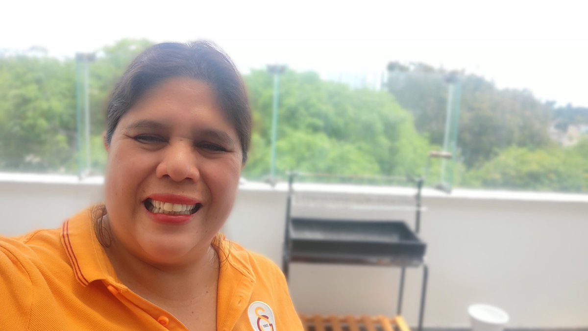 Alistando todo para una parrilla sabatina. La familia unida