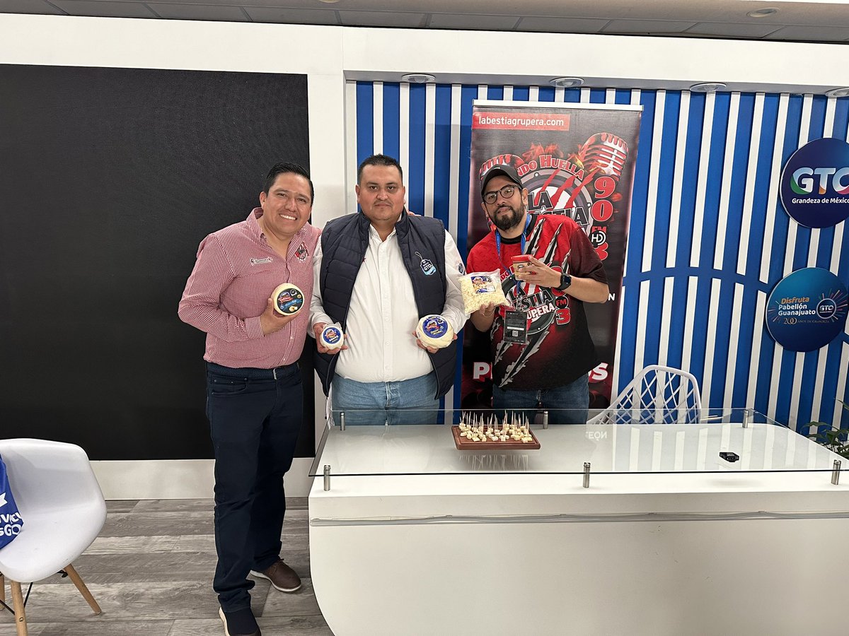 Hoy trabajamos… hoy saludamos a los grandes amigos de Padhier… hoy fue una gran mañana en <a href="/labestiafmleon/">La Bestia Grupera León</a> con mi compare <a href="/eduardobelman1/">El Pillo Belman</a>