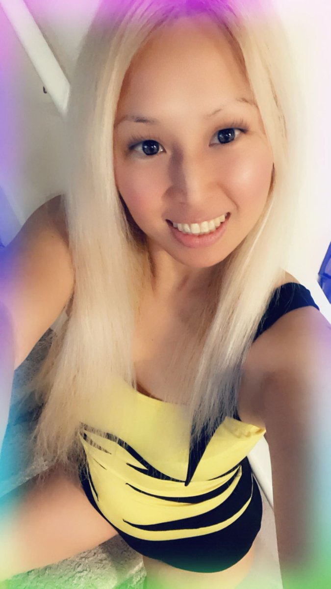 GamerGirlKitana's tweet image. You guys asked for it so I’m running it back one more time for this outfit since not everyone could make it for #friday so I’m doing a #Saturdaystream just for you guys also #cosplaystream #cosplaystreamer #femalewolverine #gamergirlstreamer #cosplaygamergirl