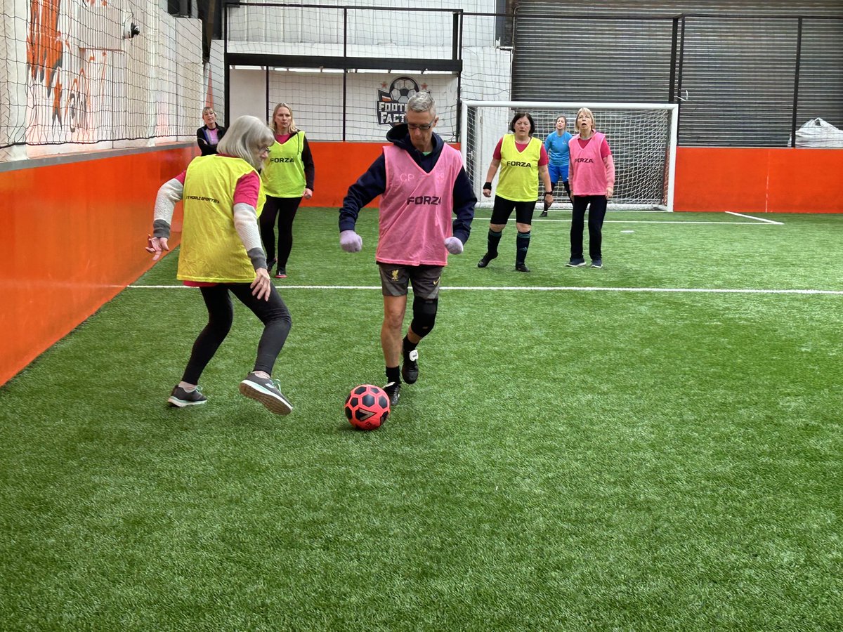 Great morning in Redditch with <a href="/PDPioneers/">Parkinson’s Pioneers</a> and the inspirational <a href="/annieconmonkey/">annie🇺🇦💙💛💙💛</a> raising awareness of the power of walking football for women with Parkinson’s ⚽️