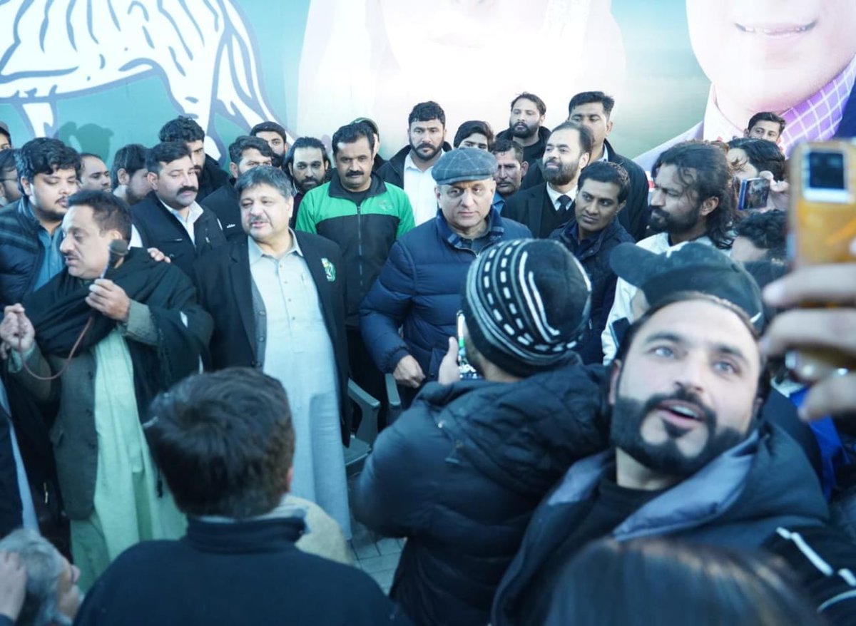 ShoaibSiddiqui_'s tweet photo. عوامی لیڈر عبدالعلیم خان 🦅

صوبائی اسمبلی کے امیدوار عبدالعلیم خان کے ہمراہ رات گئے پی پی 149 کے مرکزی دفتر آمد اور کارکنان سے ملاقات
اس موقعے پر کارکنان کا جوش و جزبہ قابلِ ستائش تھا
#voteforeagle #Elections2024 #istehkamepakistanParty #AbdulAleemKhan #pp149 https://t.co/hgn3oOtcsT