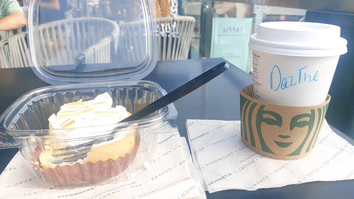 Disfrutando de la vida.
#Starbucks #café #piedelimón #coffee #lemonpie #Dafne