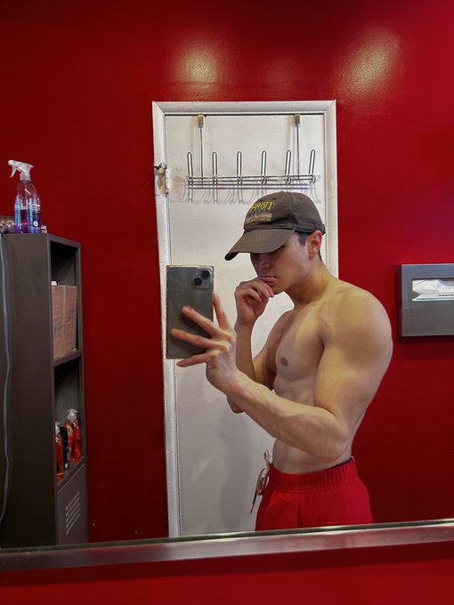 1 pic. I had just cut my finger before taking these picsz https://t.co/Tw1CxVCIlI