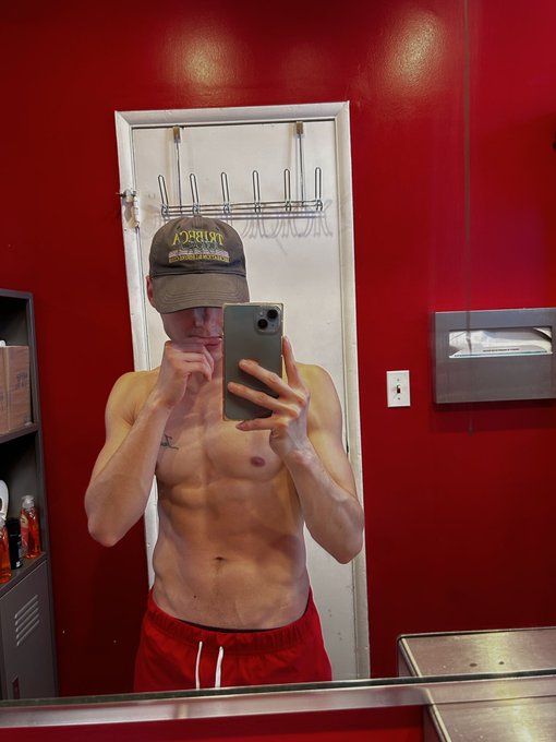 2 pic. I had just cut my finger before taking these picsz https://t.co/Tw1CxVCIlI