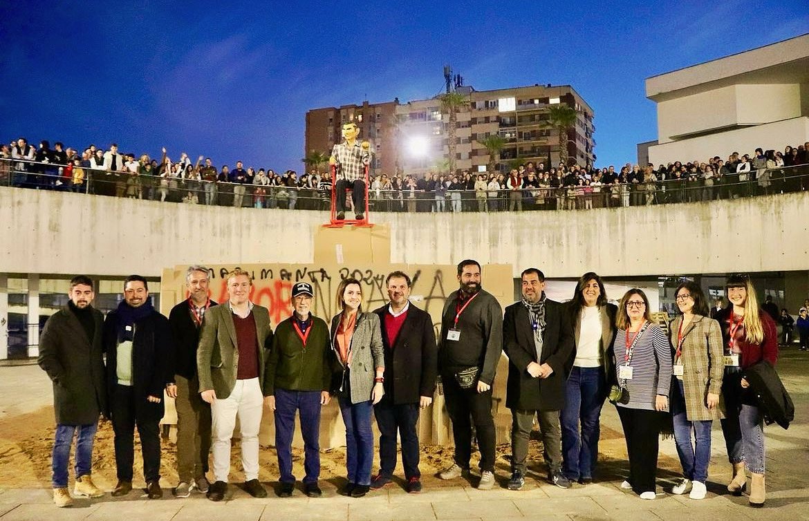 Gema_Cortes's tweet photo. 🔥Con la quema del #Marimanta damos un paso más para el pistoletazo de salida al #Carnaval2024 de #Badajoz https://t.co/GX5YAkCuMZ