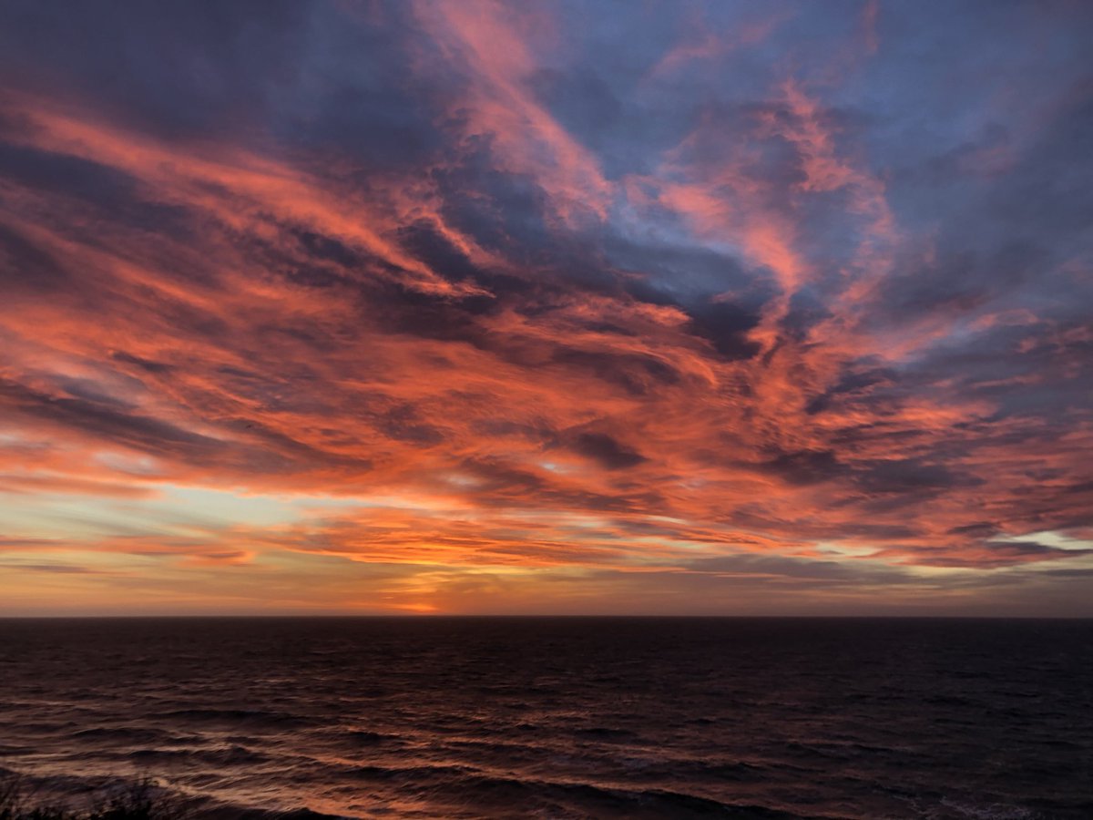 ls_clare's tweet photo. @GSwinbourne … sunrise in Ventnor a few years ago .. https://t.co/KVl7rp21Fs