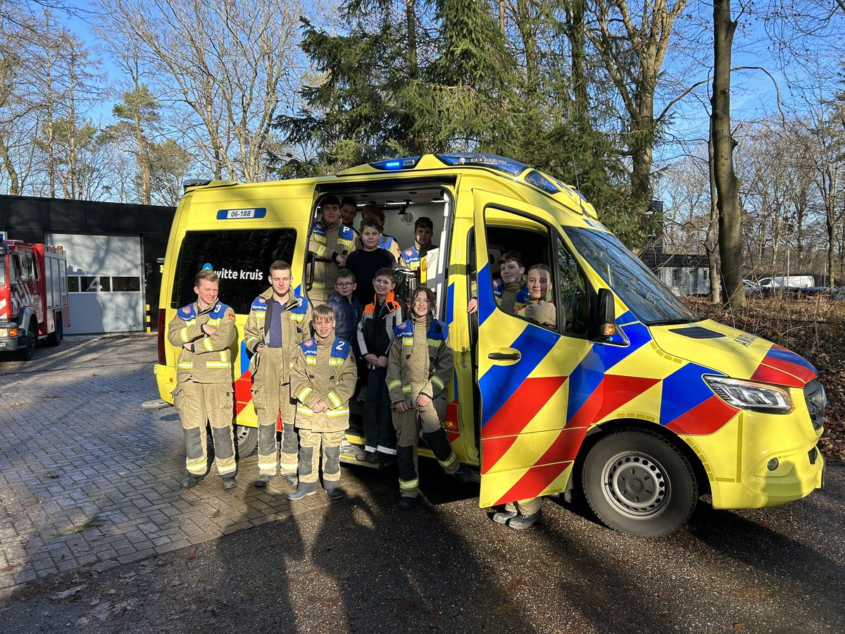 Anthon Wolf (@wolfanthon) on Twitter photo Vanmorgen de #jeugdbrandweer #harderwijk <a href="/VNOGregio/">Veiligheidsregio Noord- en Oost-Gelderland</a> ontvangen op ambulancepost #wittekruis #tharde
Mooi om deze jeugdleden kennis te laten maken met ambulancezorg. Uiteraard hebben ze de ambulance tot in detail bekeken en enkele kleine oefeningen gedaan.
#toppers #hobby Vanmorgen de #jeugdbrandweer #harderwijk <a href="/VNOGregio/">Veiligheidsregio Noord- en Oost-Gelderland</a> ontvangen op ambulancepost #wittekruis #tharde
Mooi om deze jeugdleden kennis te laten maken met ambulancezorg. Uiteraard hebben ze de ambulance tot in detail bekeken en enkele kleine oefeningen gedaan.
#toppers #hobby
