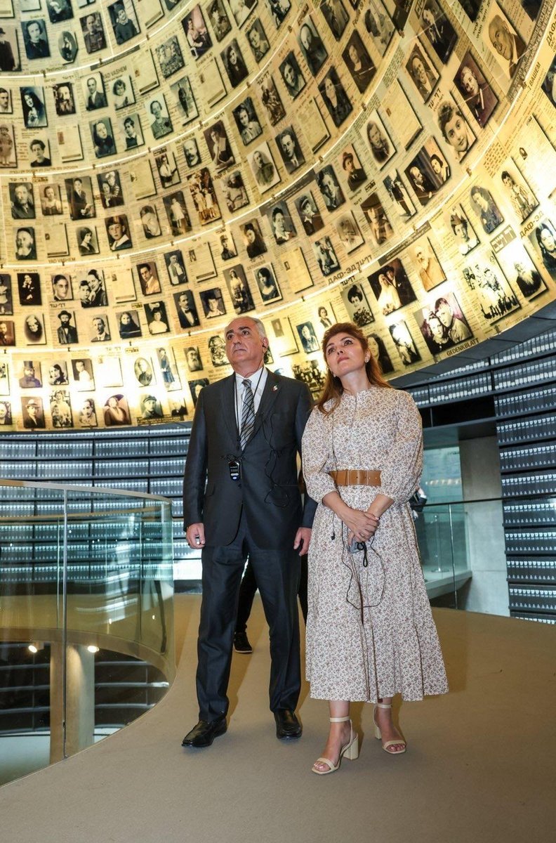PahlaviReza's tweet image. Yasmine and I, along with our compatriots and especially the Iranian Jewish community, mourn the 6 million Jewish victims of the Holocaust. May their memory serve as a reminder to never remain silent in the face of evil.

#HolocaustRemembranceDay