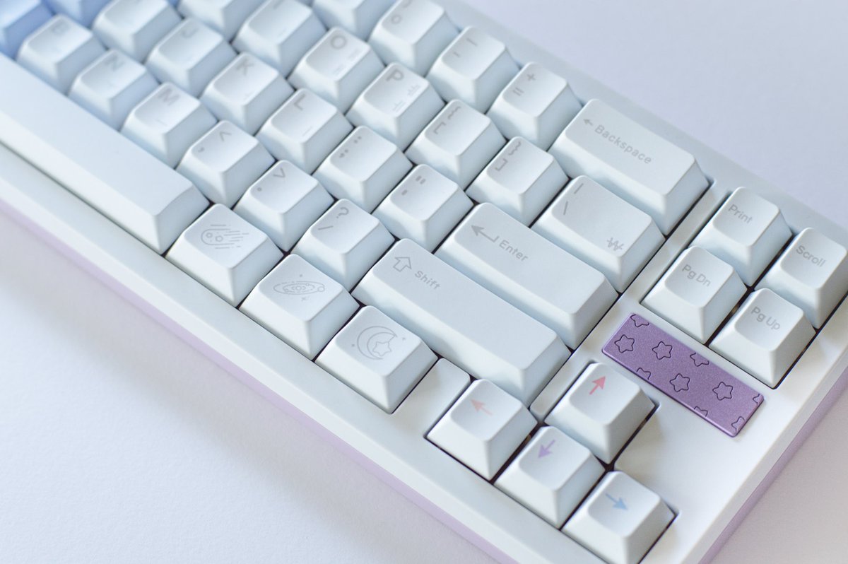 keeboholic's tweet photo. The dreamy colors of EPBT Dreamscape, inspired by the album Love Yourself: Answer by BTS! 💛🧡🩷💜🩵🤍 

Keyboard - Ikki68 Aurora x Dreamscape
Keycaps - EPBT Dreamscape https://t.co/eF0x5zOEfi