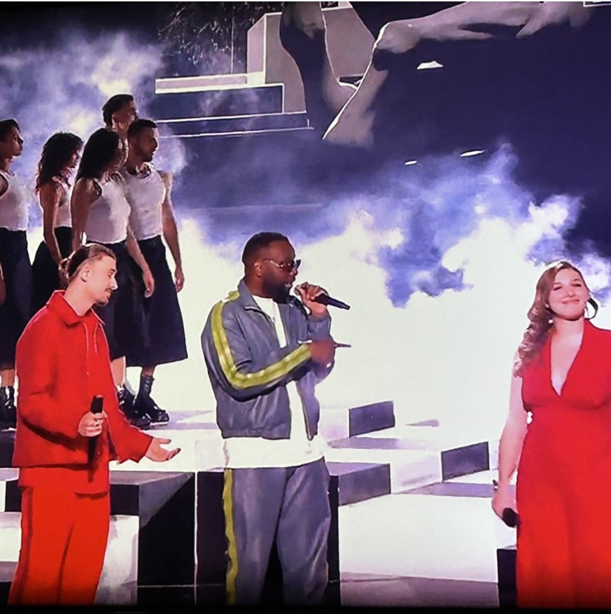 CamillePersonn2's tweet photo. même Gims qui s’y met en disant « est ce que tu l’aimes ? » à Helena en pointant du doigt Pierre, fou rire #Staracademy https://t.co/abeDDELShc