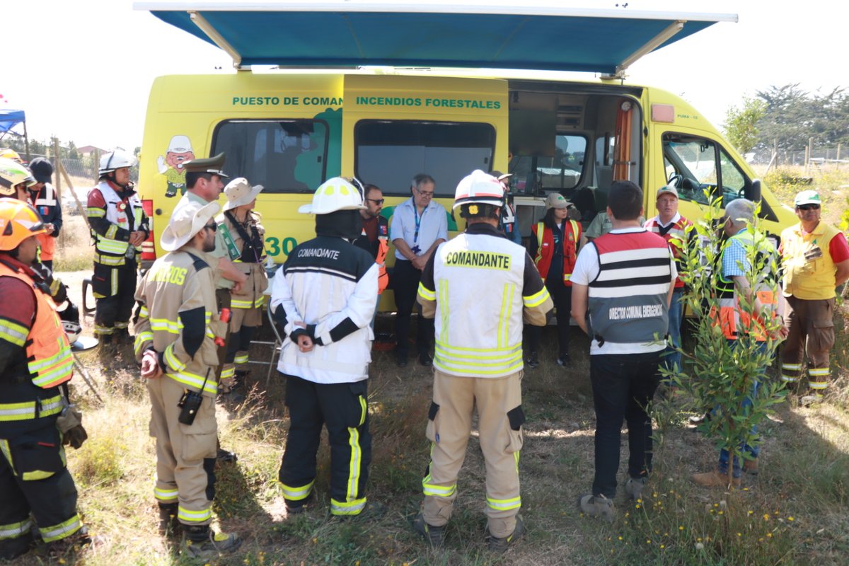DPRLosLagos's tweet photo. Delegada Presidencial Regional @Giovimoreira, junto a directores regionales de @conaf_minagri y @Senapred, lidera reunión técnica con equipos de emergencias para evaluar avances del combate al  Incendio Forestal en sector San Antonio #PuertoMontt https://t.co/orVb7xasjL