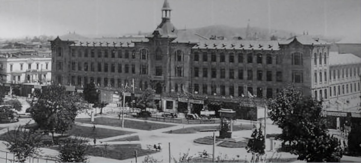 Please <a href="/PhotoColorizer/">Kolorize</a>