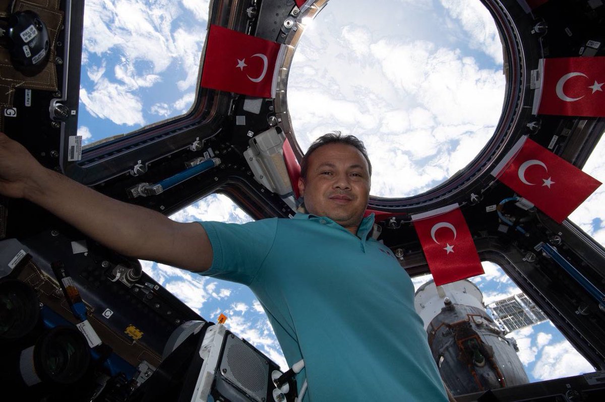 Balkonuna bayrak asıp uzay diye yutturana BİR kere, buna yutanlara BİN kere YAZIKLAR olsun