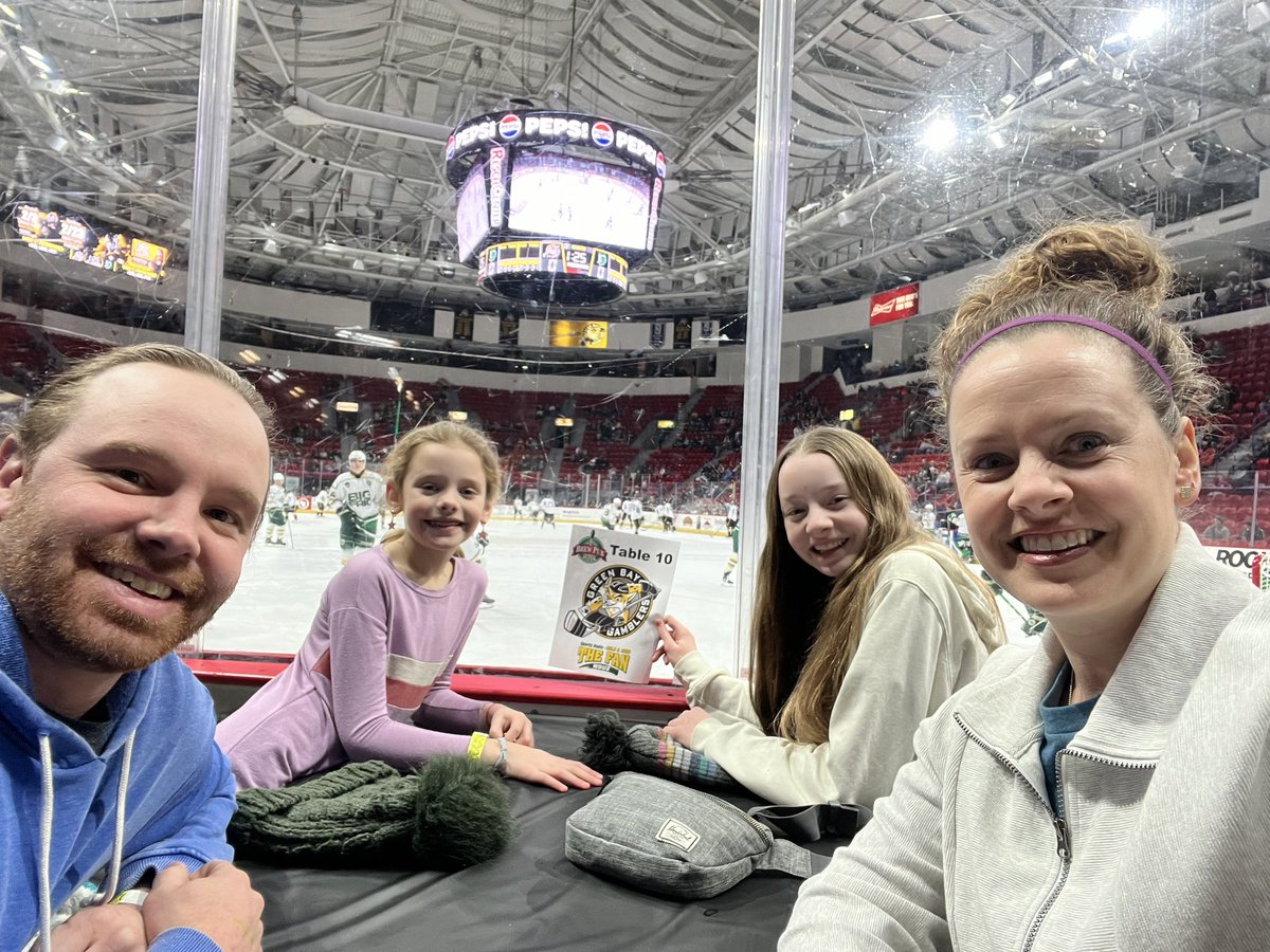 KevinMekash's tweet image. @Rookieon1075 @Rabes44 @WDUZ The morning show might be mediocre but the giveaways are definitely Top Notch!  #ontheglass #BRX #CanIGetATeamForTheTournament