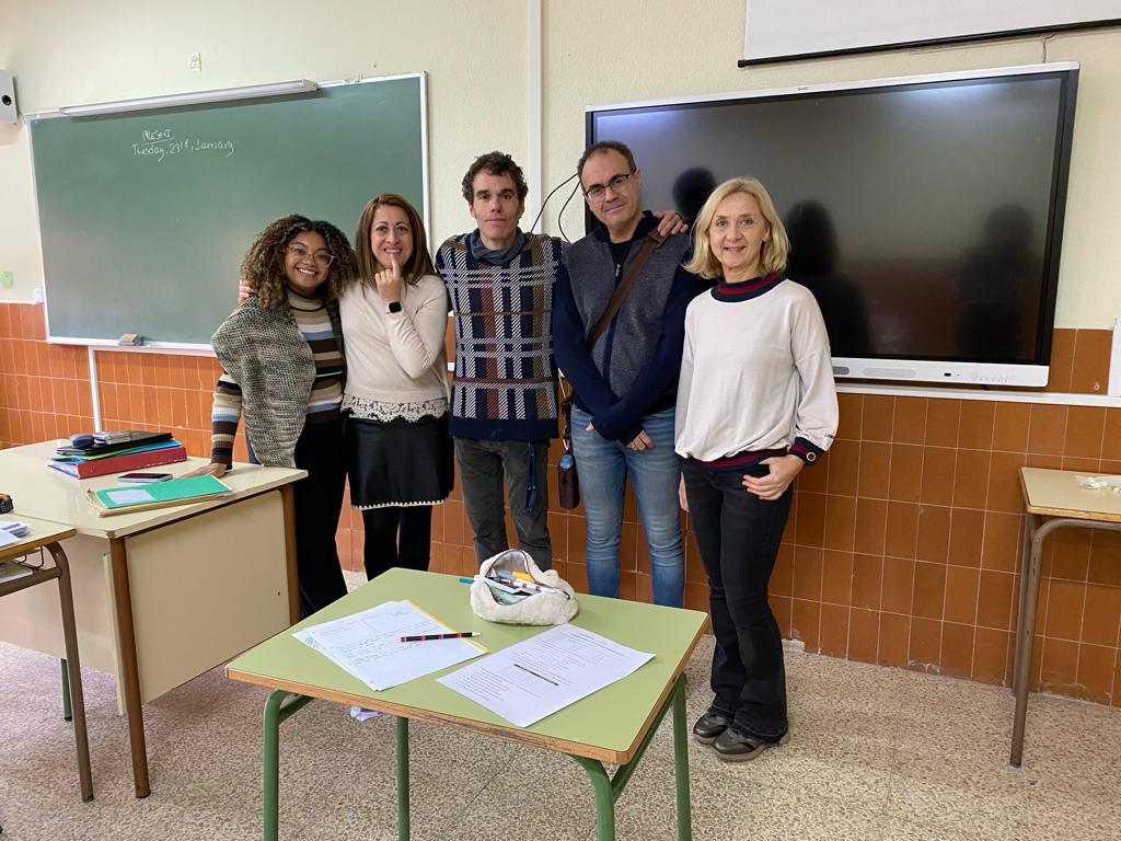 IESMHzamora's tweet image. El equipo de profesores del programa bilingüe del @IESMHzamora iniciamos nuestra aventura en #COMUNICA_ACCION . El martes observamos a Pilar, en #OBSERVA_ACCION , en su clase de inglés de 1° ESO.
#team2teach 
@CFPIdiomas
#programabilíngue 
@educacyl
@cfiezamora
 #innovaCyL