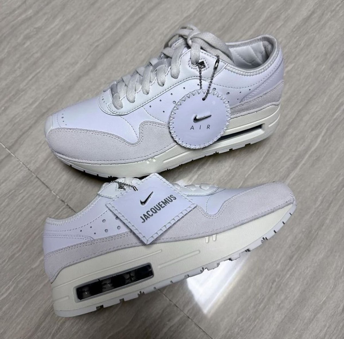 Nike Air Max 1 86 Big Bubble x JACQUEMUS

Les premiers aperçus de la sneakers qui sortira cette année sont enfin là! 

✨ Un autre coloris est également de la partie ! Personnellement, nous sommes enthousiastes pour celui-ci.